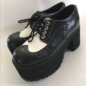 TUK size 8 platform wingtip oxford black and white